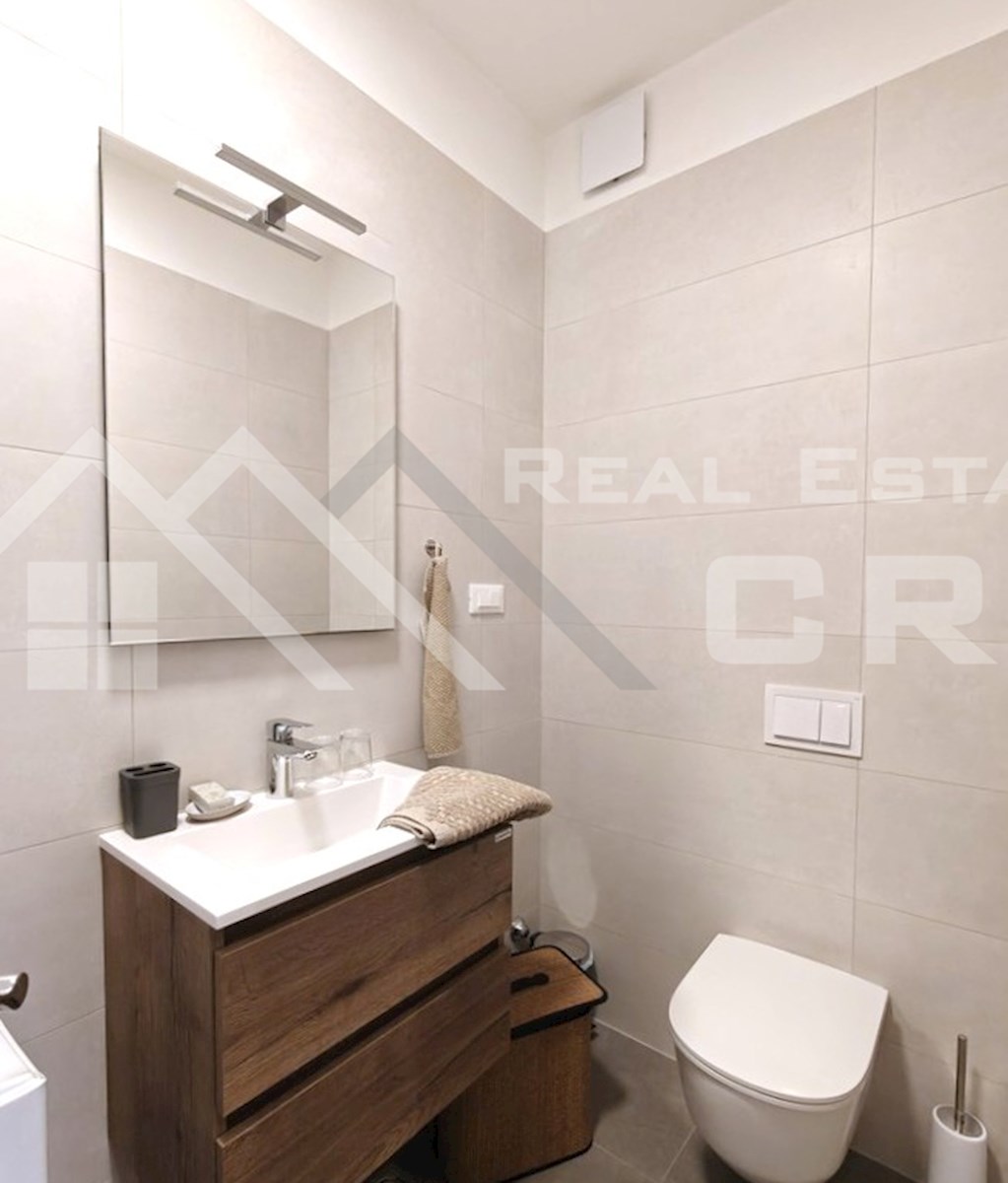 Nepremičnine Čiovo – Opremljeno stanovanje v moderni novogradnji v bližini morja in Trogirja, prodamo