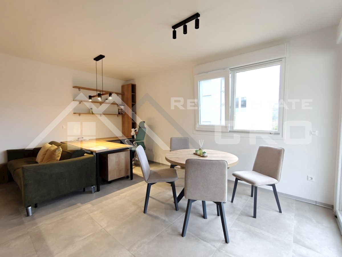 Nepremičnine Čiovo – Opremljeno stanovanje v moderni novogradnji v bližini morja in Trogirja, prodamo