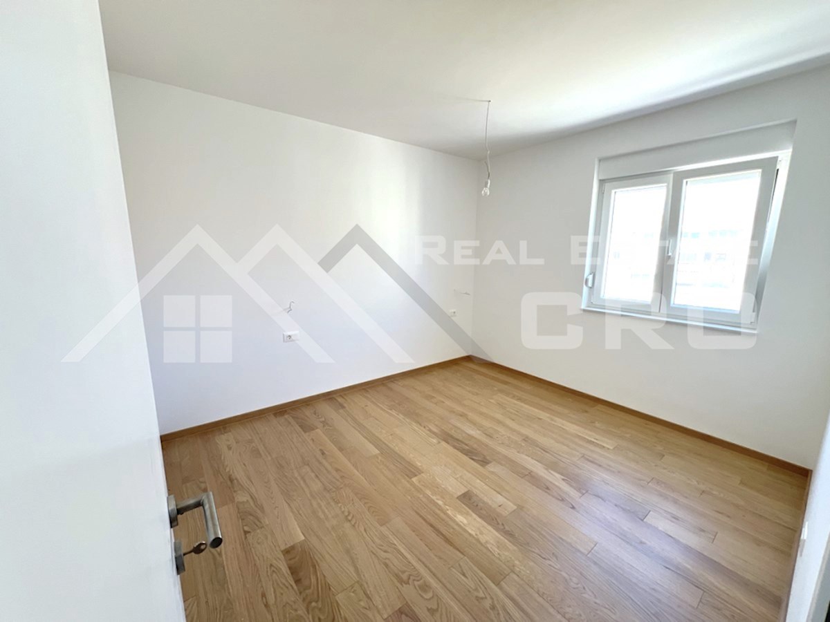 Nepremičnine Kaštela - Penthouse stanovanje s strešno teraso, v novi stavbi v bližini morja, naprodaj