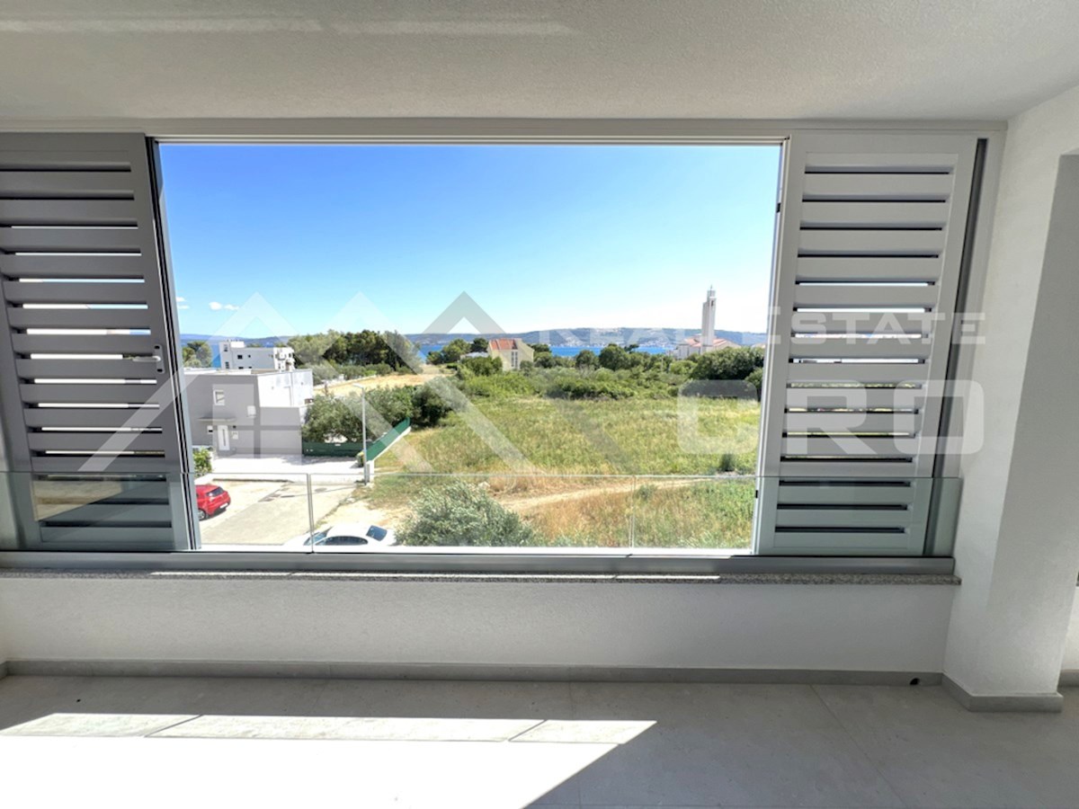 Nepremičnine Kaštela - Penthouse stanovanje s strešno teraso, v novi stavbi v bližini morja, naprodaj