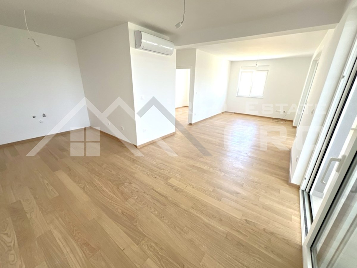 Nepremičnine Kaštela - Penthouse stanovanje s strešno teraso, v novi stavbi v bližini morja, naprodaj