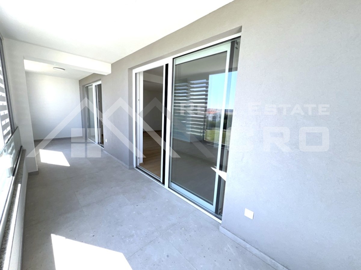 Nepremičnine Kaštela - Penthouse stanovanje s strešno teraso, v novi stavbi v bližini morja, naprodaj