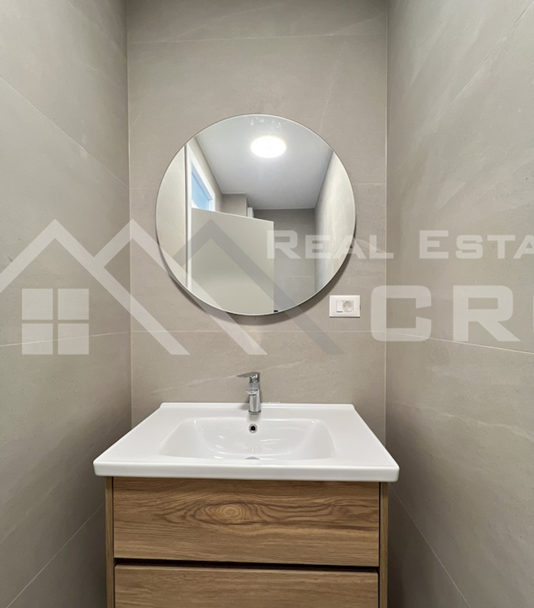 Nepremičnine Kaštela - Penthouse stanovanje s strešno teraso, v novi stavbi v bližini morja, naprodaj