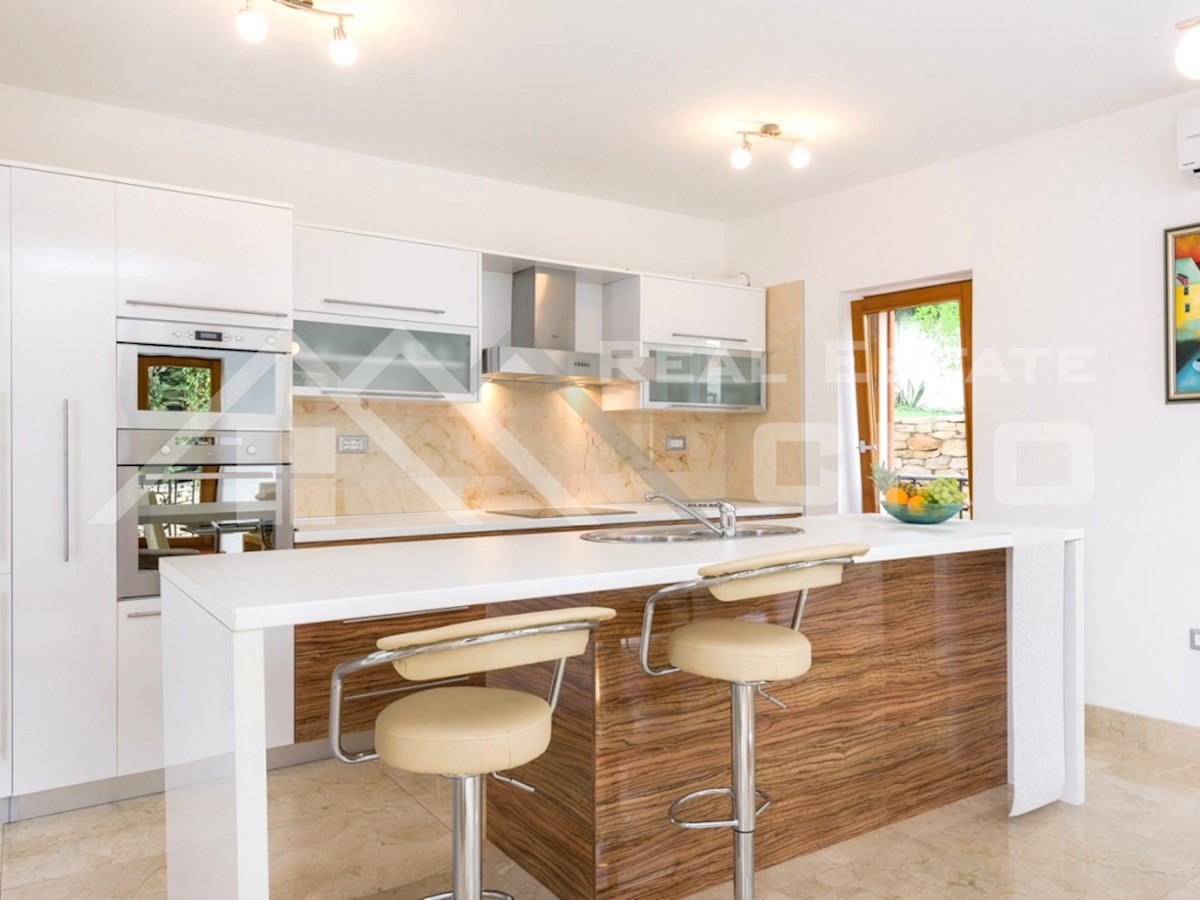 Nepremičnine Brač - Prostorni, luksuzno opremljeni apartmaji v neposredni bližini morja, naprodaj