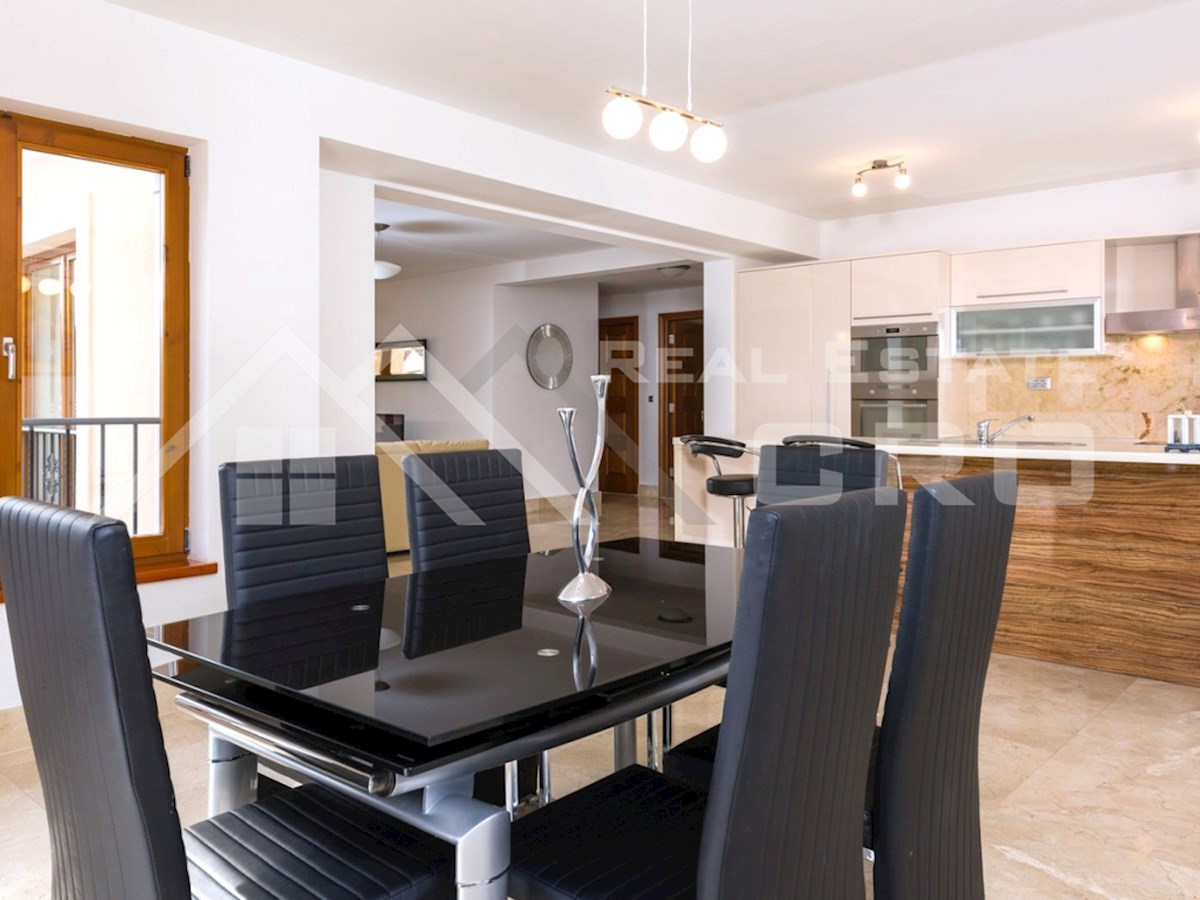Nepremičnine Brač - Prostorni, luksuzno opremljeni apartmaji v neposredni bližini morja, naprodaj
