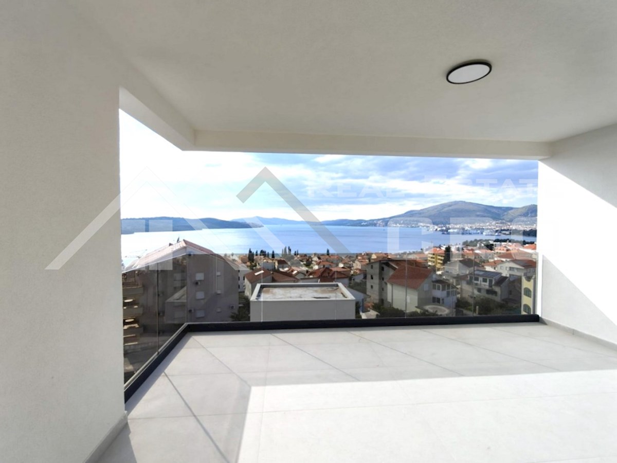 Nekretnine Čiovo - Moderno penthouse s strešno teraso in spektakularnim pogledom na morje, naprodaj