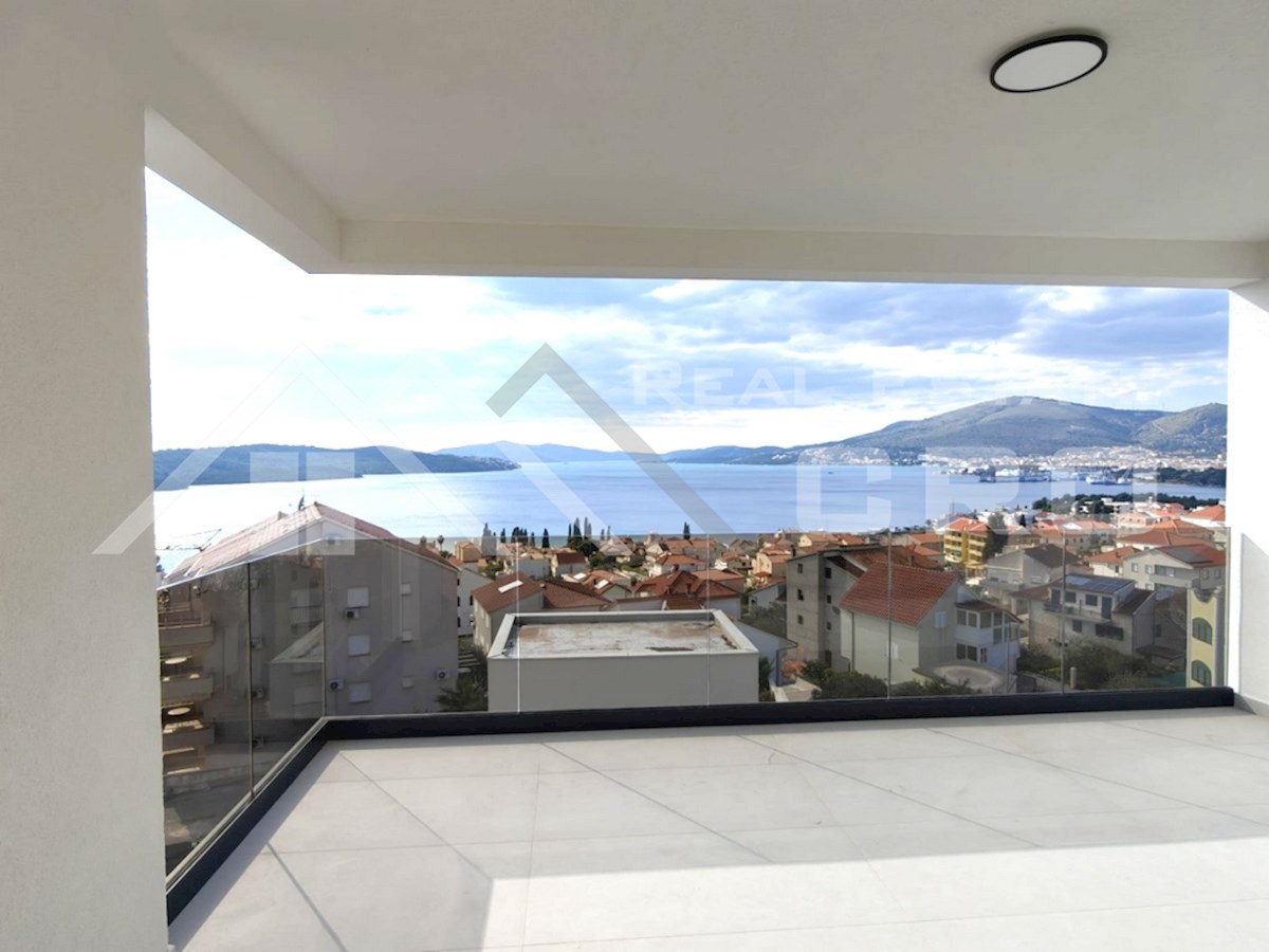Nekretnine Čiovo - Moderno penthouse s strešno teraso in spektakularnim pogledom na morje, naprodaj