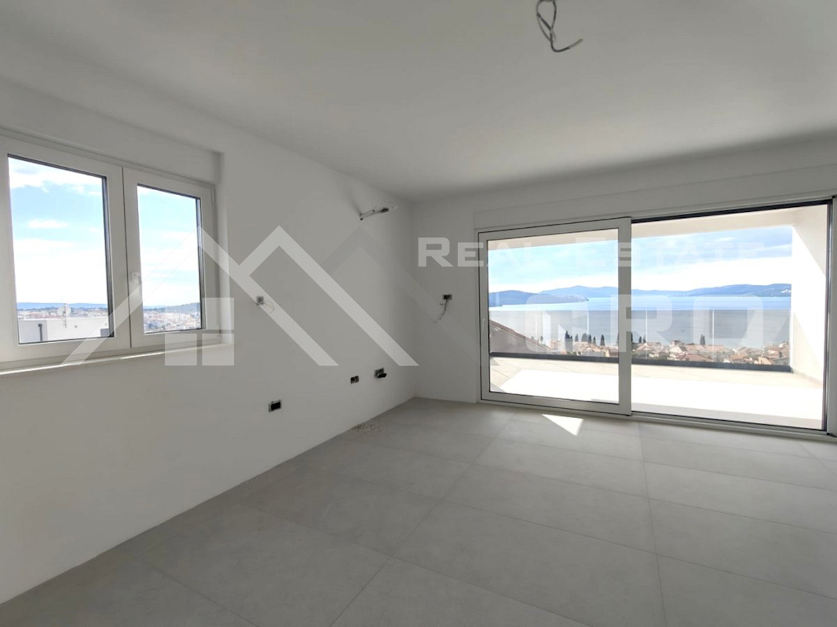 Nekretnine Čiovo - Moderno penthouse s strešno teraso in spektakularnim pogledom na morje, naprodaj