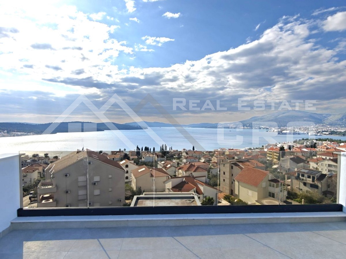 Nekretnine Čiovo - Moderno penthouse s strešno teraso in spektakularnim pogledom na morje, naprodaj