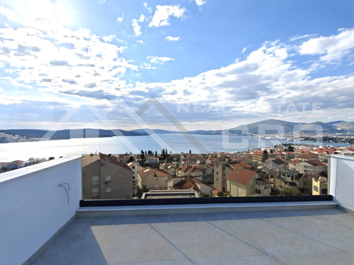 Nekretnine Čiovo - Moderno penthouse s strešno teraso in spektakularnim pogledom na morje, naprodaj