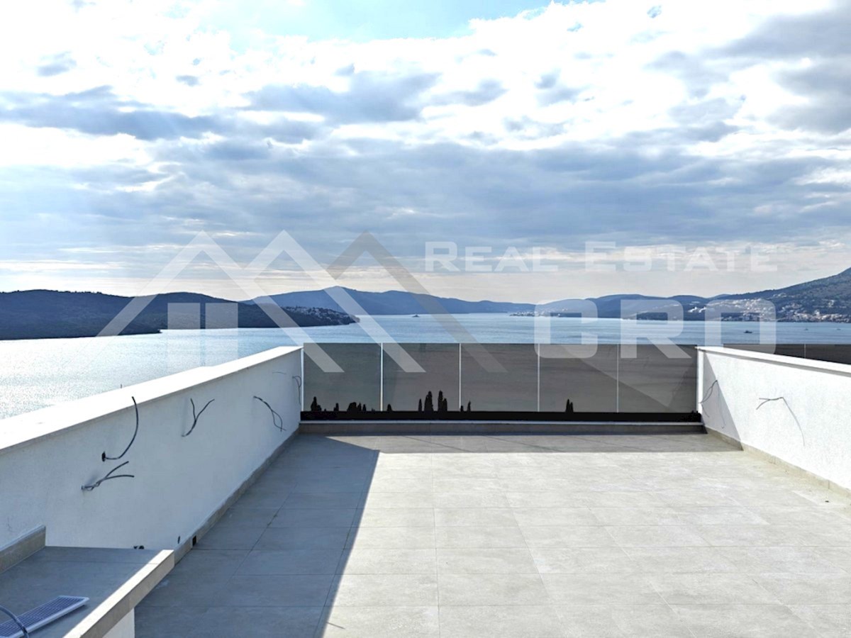 Nekretnine Čiovo - Moderno penthouse s strešno teraso in spektakularnim pogledom na morje, naprodaj