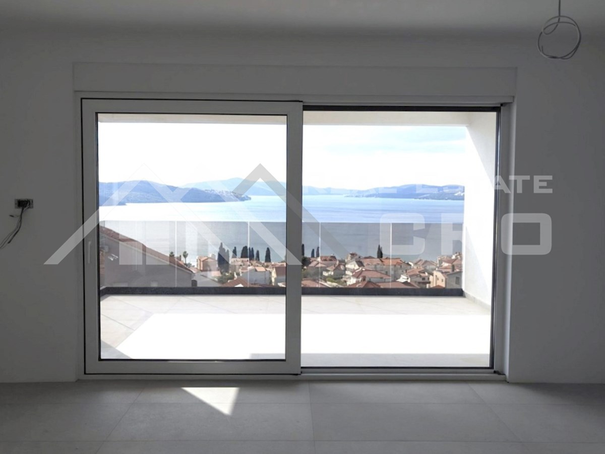 Nekretnine Čiovo - Moderno penthouse s strešno teraso in spektakularnim pogledom na morje, naprodaj