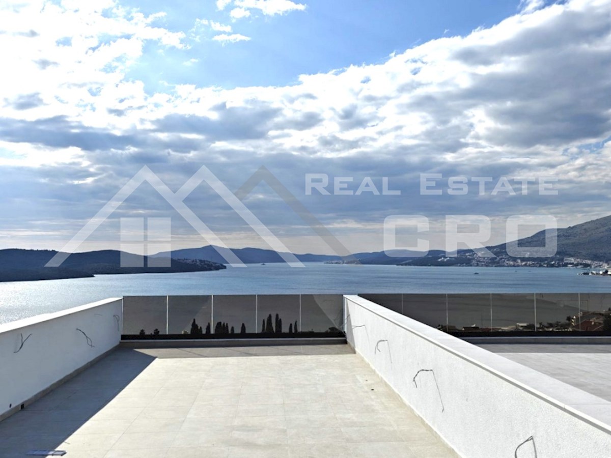 Nekretnine Čiovo - Moderno penthouse s strešno teraso in spektakularnim pogledom na morje, naprodaj