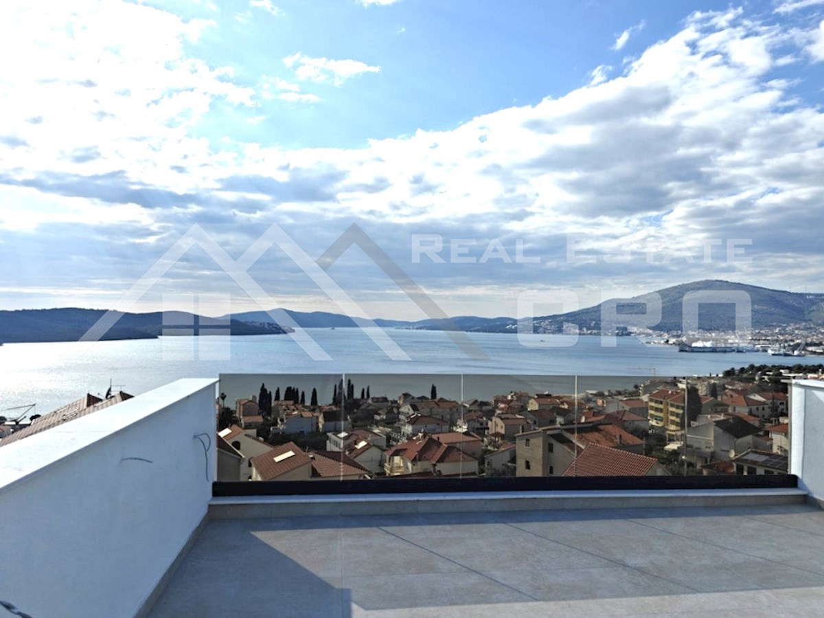 Nekretnine Čiovo - Moderno penthouse s strešno teraso in spektakularnim pogledom na morje, naprodaj