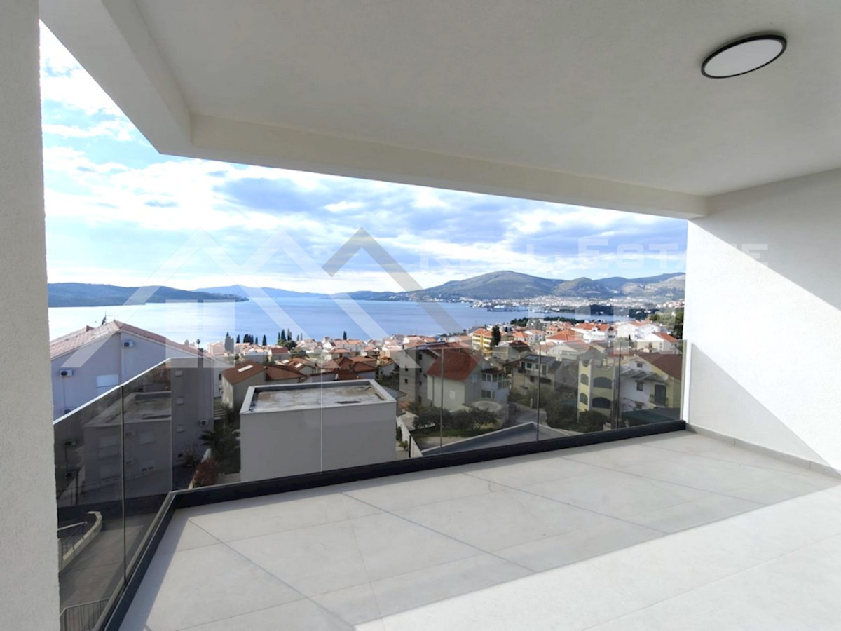 Nekretnine Čiovo - Moderno penthouse s strešno teraso in spektakularnim pogledom na morje, naprodaj