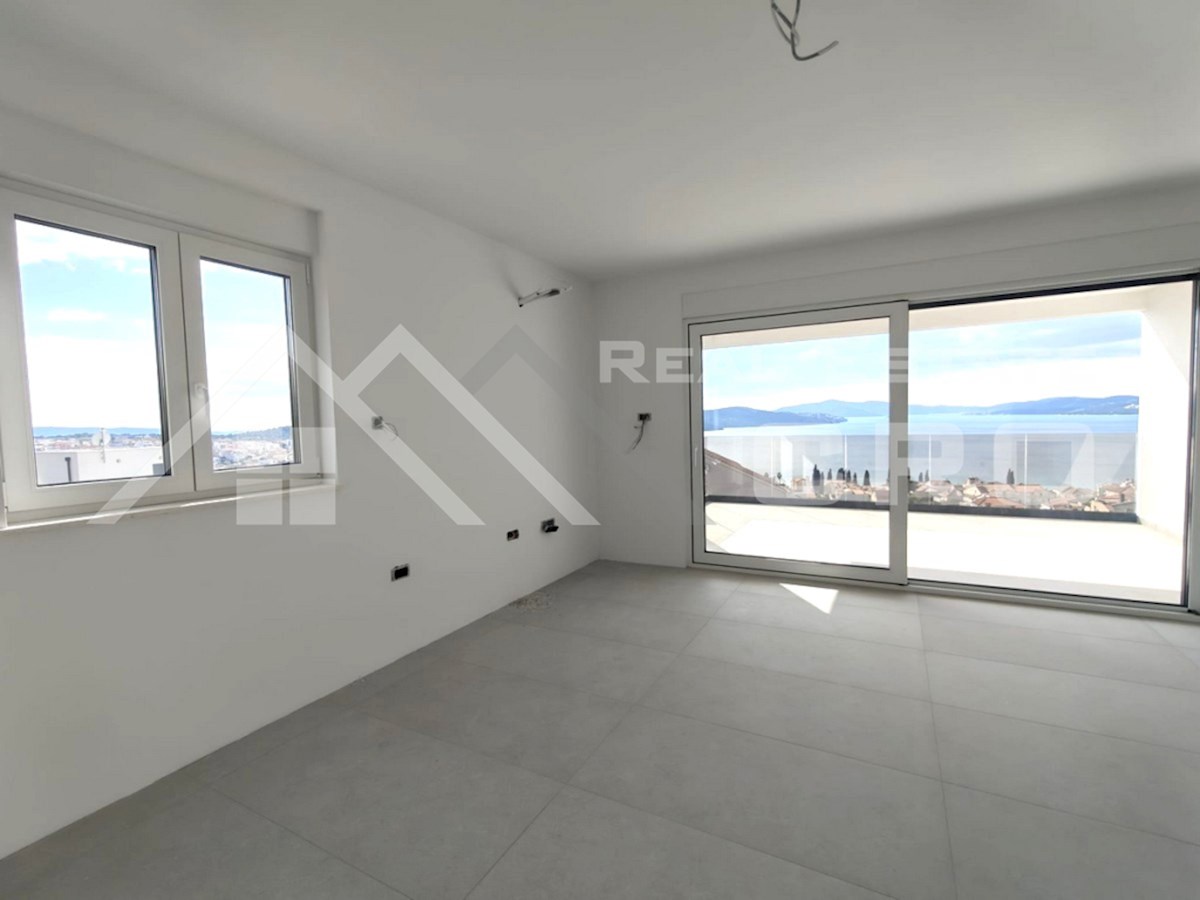 Nekretnine Čiovo - Moderno penthouse s strešno teraso in spektakularnim pogledom na morje, naprodaj
