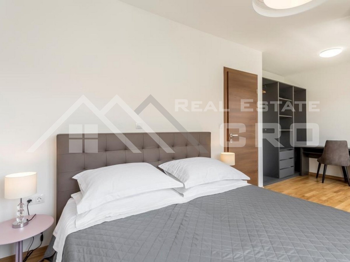 Nepremičnine Split – Prostorno dvoetažno stanovanje blizu morja, Podstrana, naprodaj