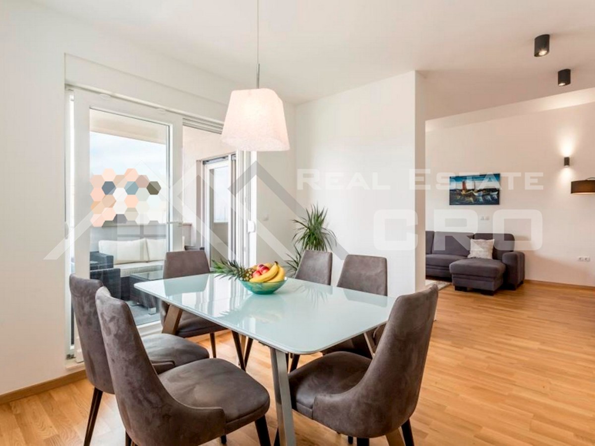 Nepremičnine Split – Prostorno dvoetažno stanovanje blizu morja, Podstrana, naprodaj