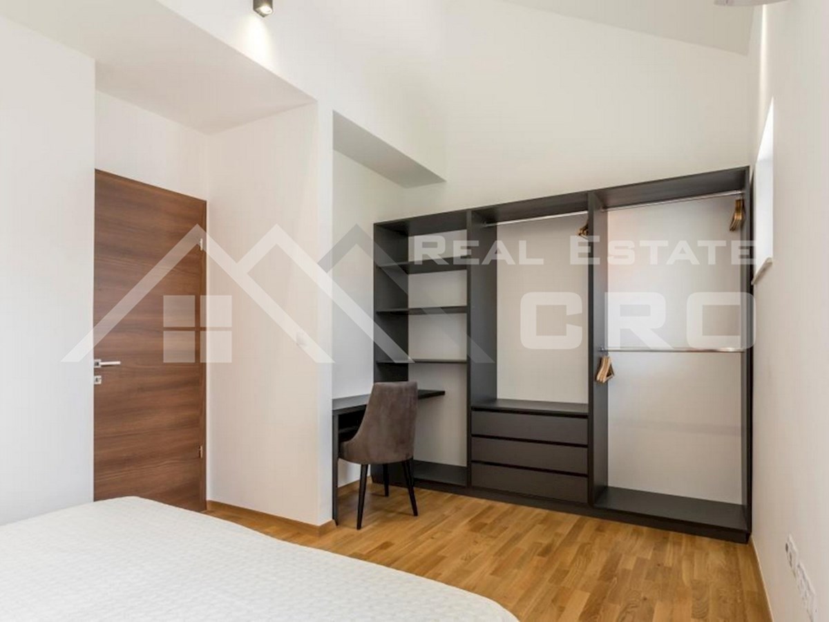 Nepremičnine Split – Prostorno dvoetažno stanovanje blizu morja, Podstrana, naprodaj