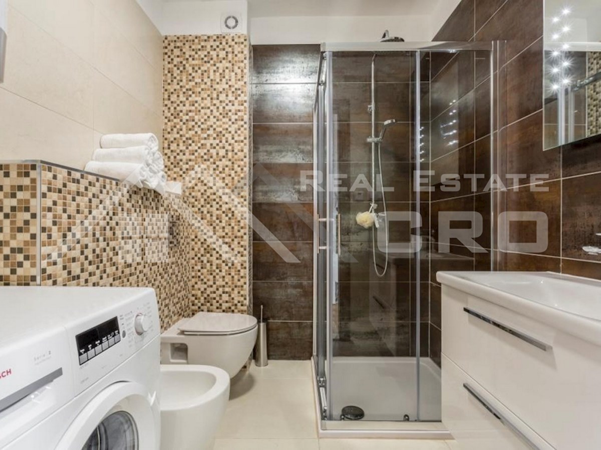 Nepremičnine Split – Prostorno dvoetažno stanovanje blizu morja, Podstrana, naprodaj