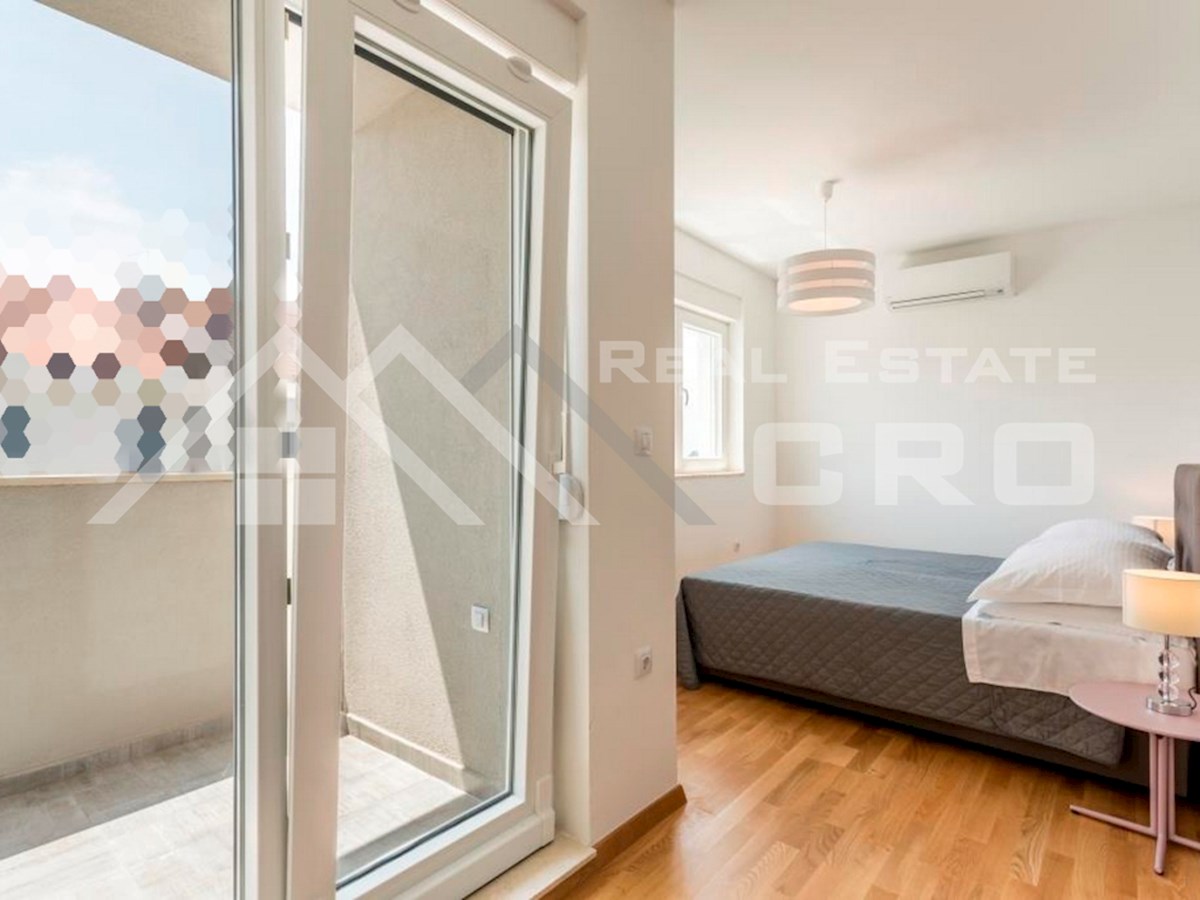 Nepremičnine Split – Prostorno dvoetažno stanovanje blizu morja, Podstrana, naprodaj