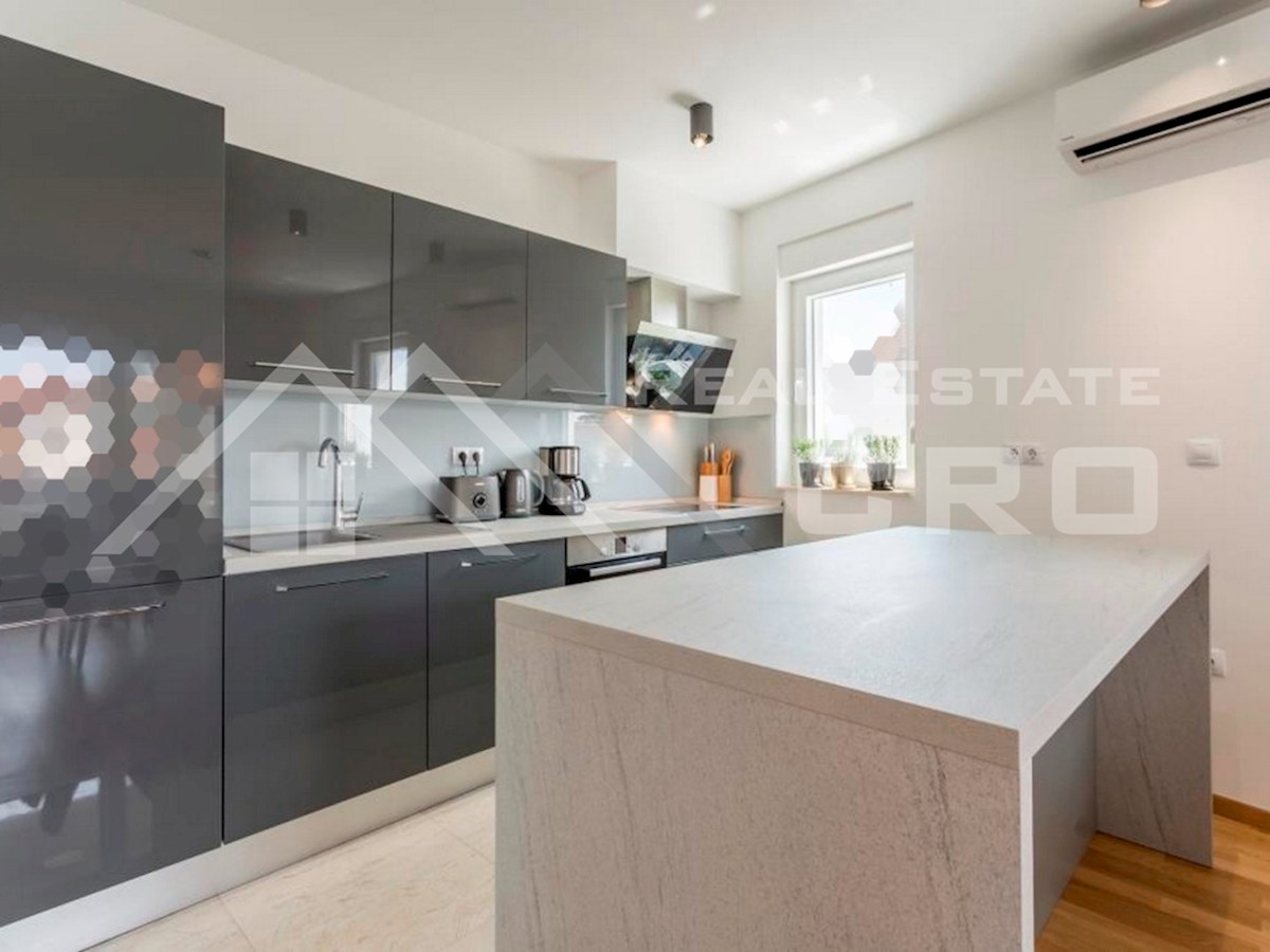 Nepremičnine Split – Prostorno dvoetažno stanovanje blizu morja, Podstrana, naprodaj