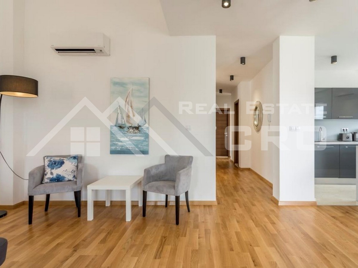 Nepremičnine Split – Prostorno dvoetažno stanovanje blizu morja, Podstrana, naprodaj