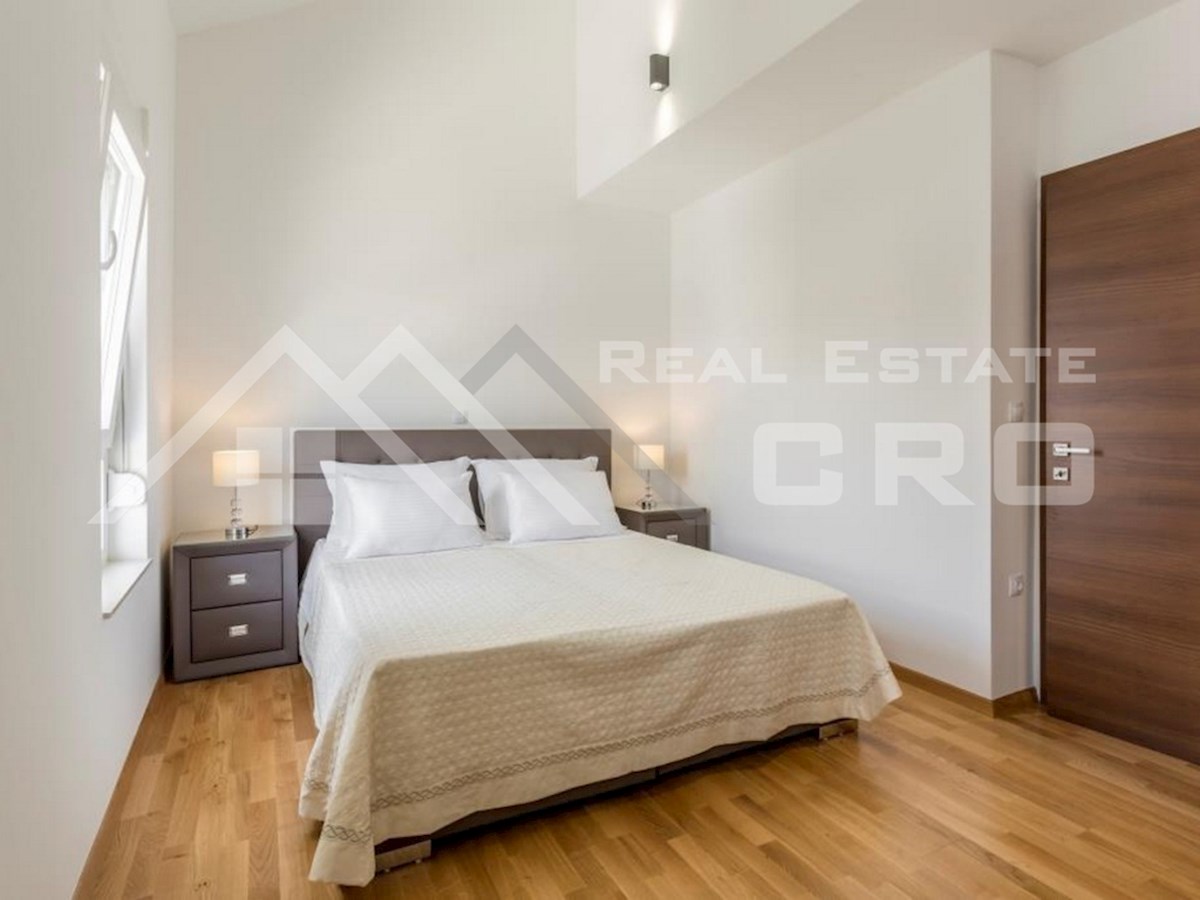 Nepremičnine Split – Prostorno dvoetažno stanovanje blizu morja, Podstrana, naprodaj