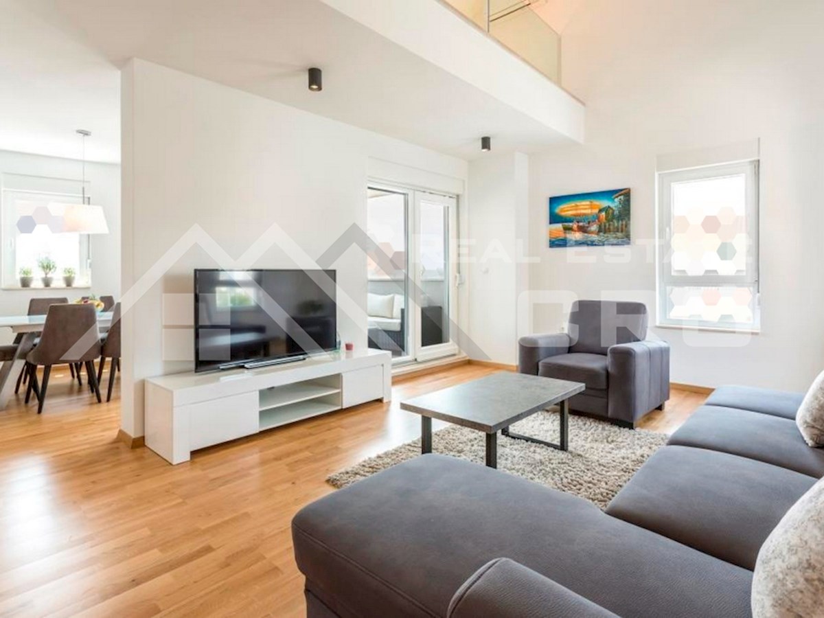 Nepremičnine Split – Prostorno dvoetažno stanovanje blizu morja, Podstrana, naprodaj