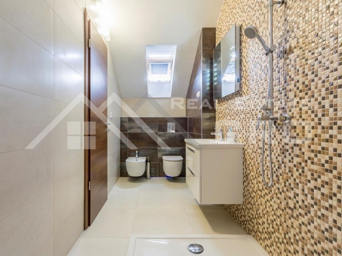 Nepremičnine Split – Prostorno dvoetažno stanovanje blizu morja, Podstrana, naprodaj