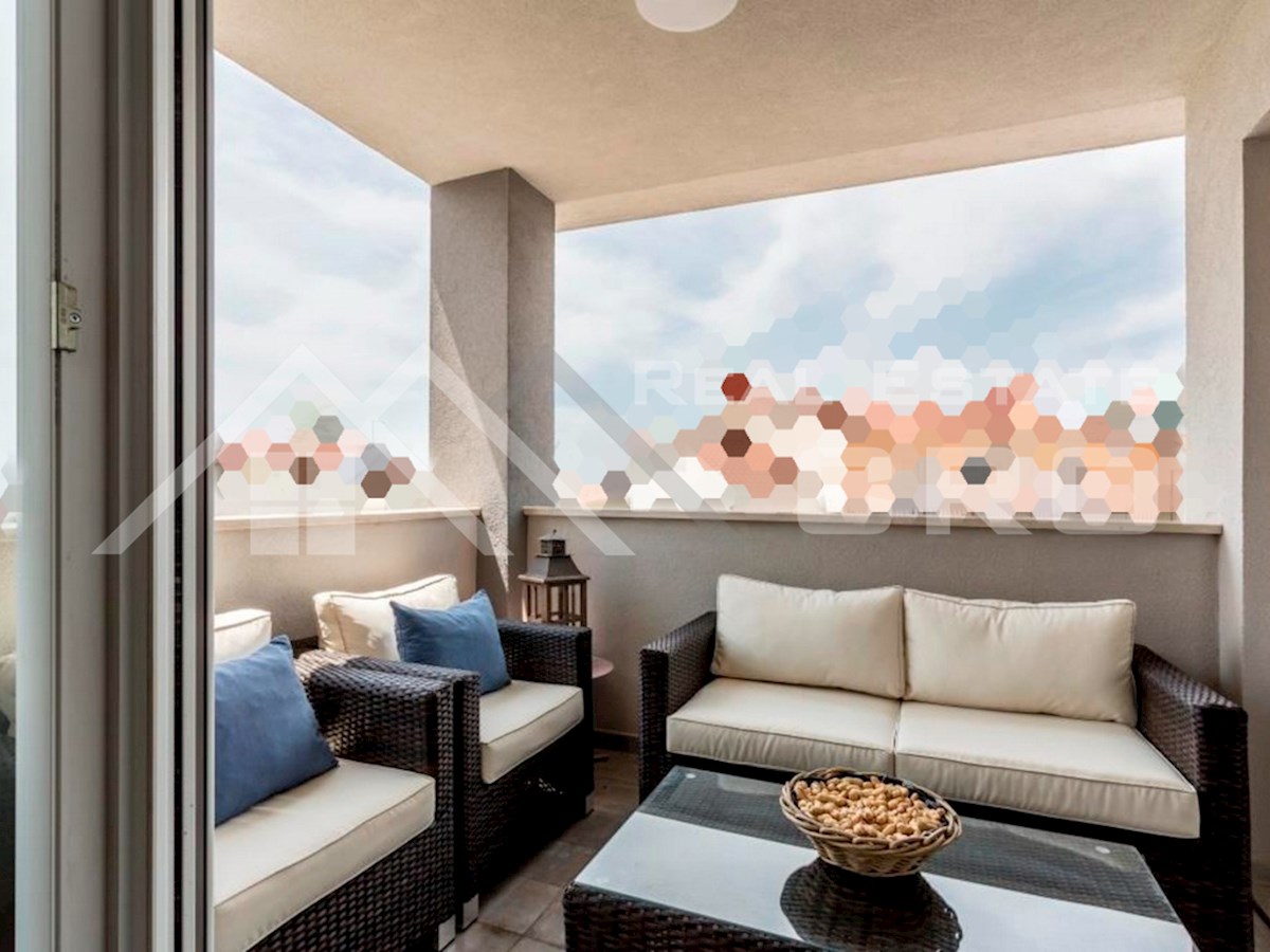 Nepremičnine Split – Prostorno dvoetažno stanovanje blizu morja, Podstrana, naprodaj