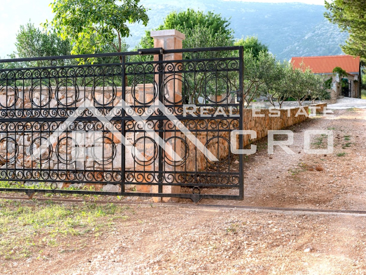 Nepremičnine Brač - Fantastična kamnita vila na velikem posestvu, tik nad očarljivo peščeno plažo, naprodaj