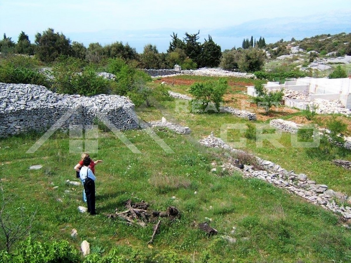 Nepremičnine Brač - Zemljišče z gradbenim projektom in dovoljenjem, na mirni lokaciji s pogledom na morje, prodamo