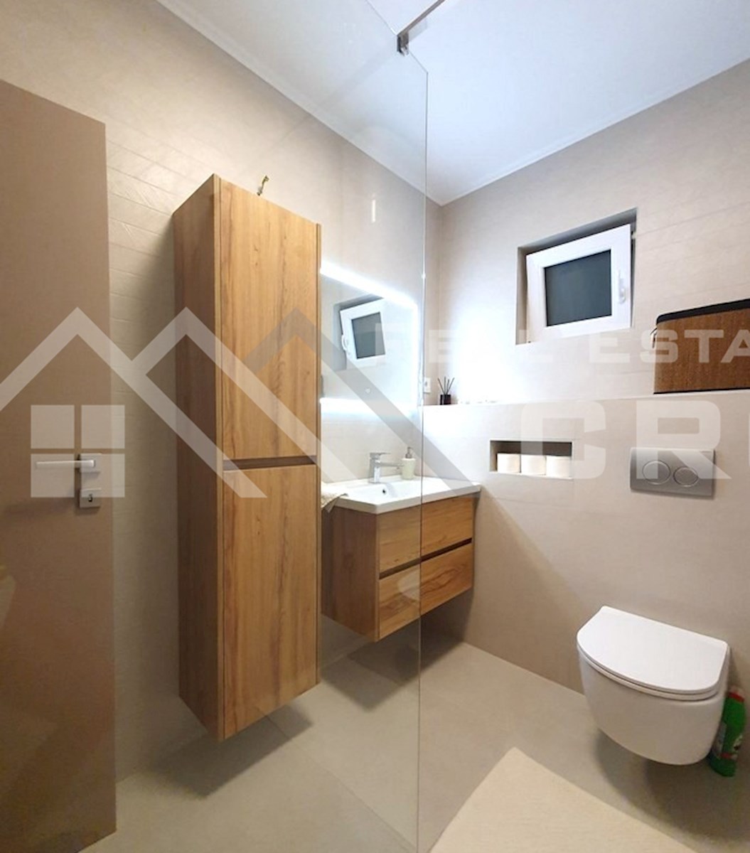 Nepremičnine Čiovo - Opremljeno stanovanje na odlični lokaciji v bližini morja in plaž, prodamo