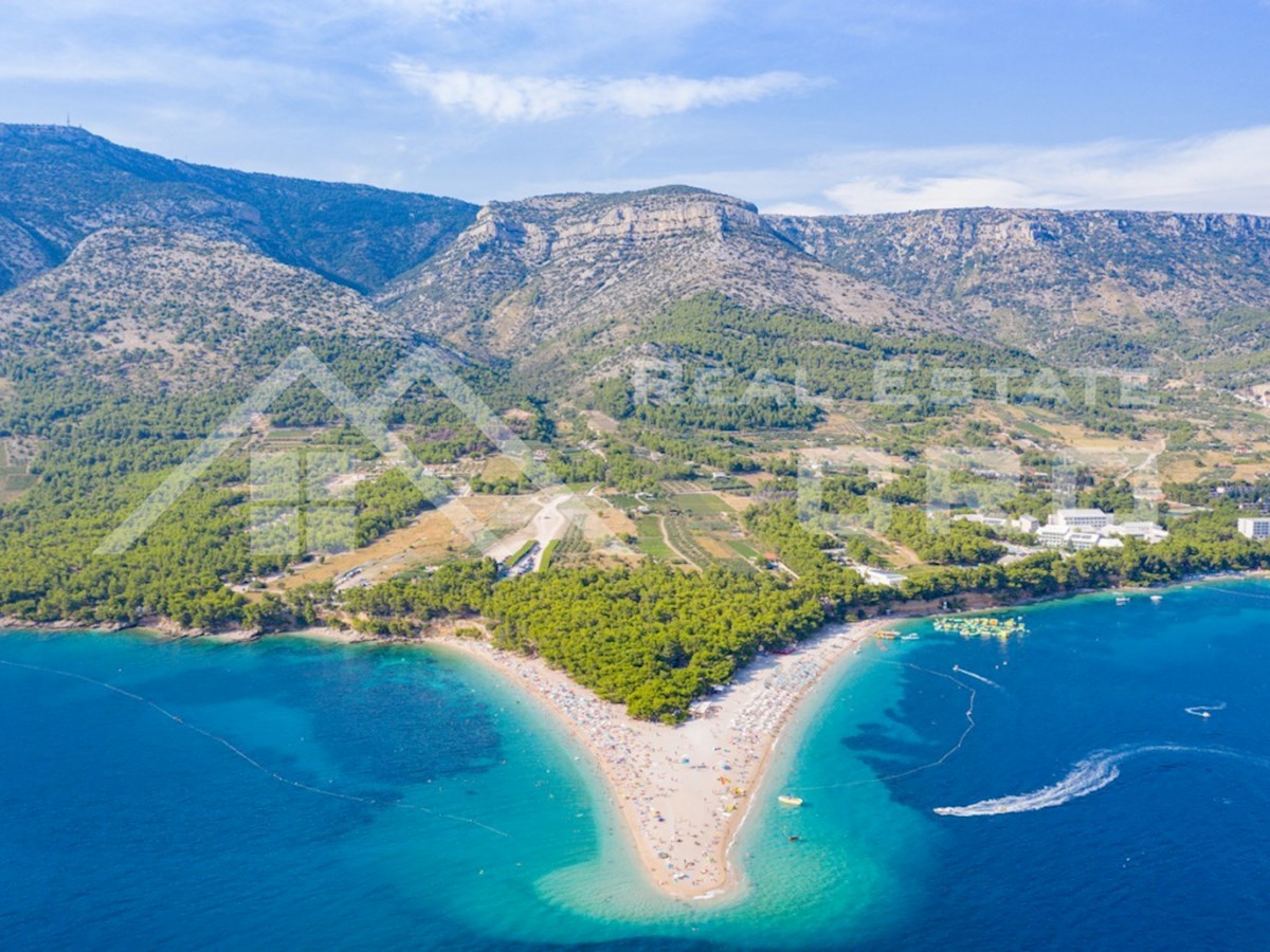 Nepremičnine Brač - Kamnita vrstna hiša z garažo in vrtom v Bolu, naprodaj