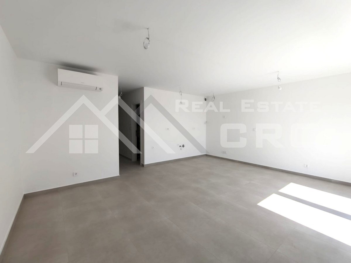 Nepremičnine Čiovo - Dvosobno stanovanje v moderni novogradnji z dvigalom, blizu morja in plaže, naprodaj