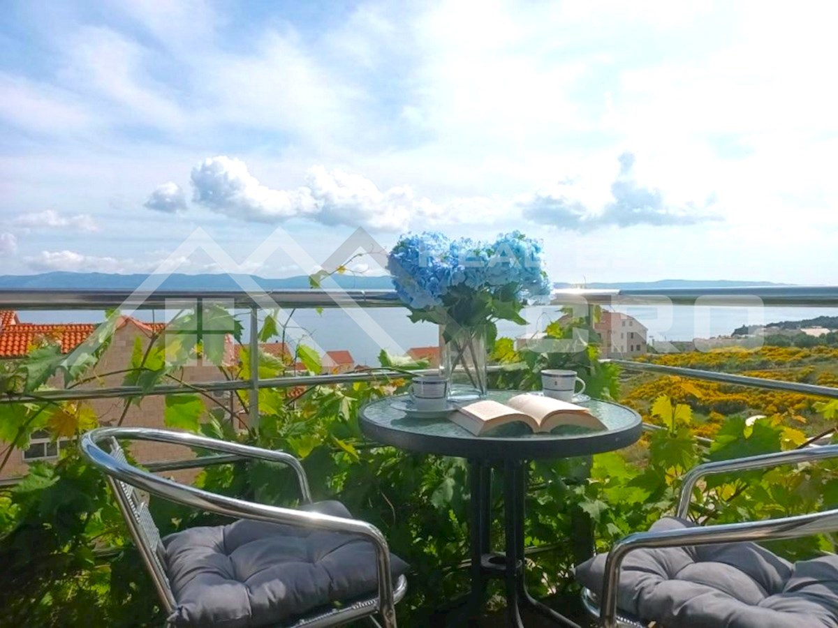 Nepremičnine Brač - Prostorna vila z 20 opremljenimi apartmaji in skupnim bazenom, naprodaj