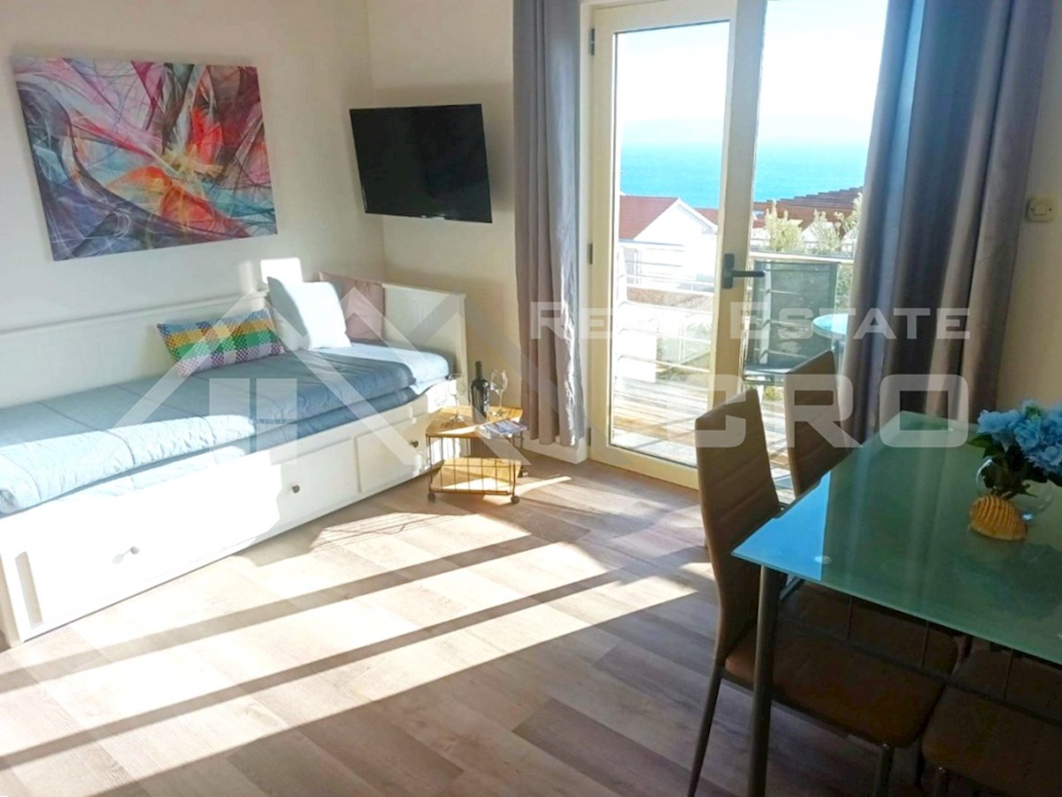 Nepremičnine Brač - Prostorna vila z 20 opremljenimi apartmaji in skupnim bazenom, naprodaj