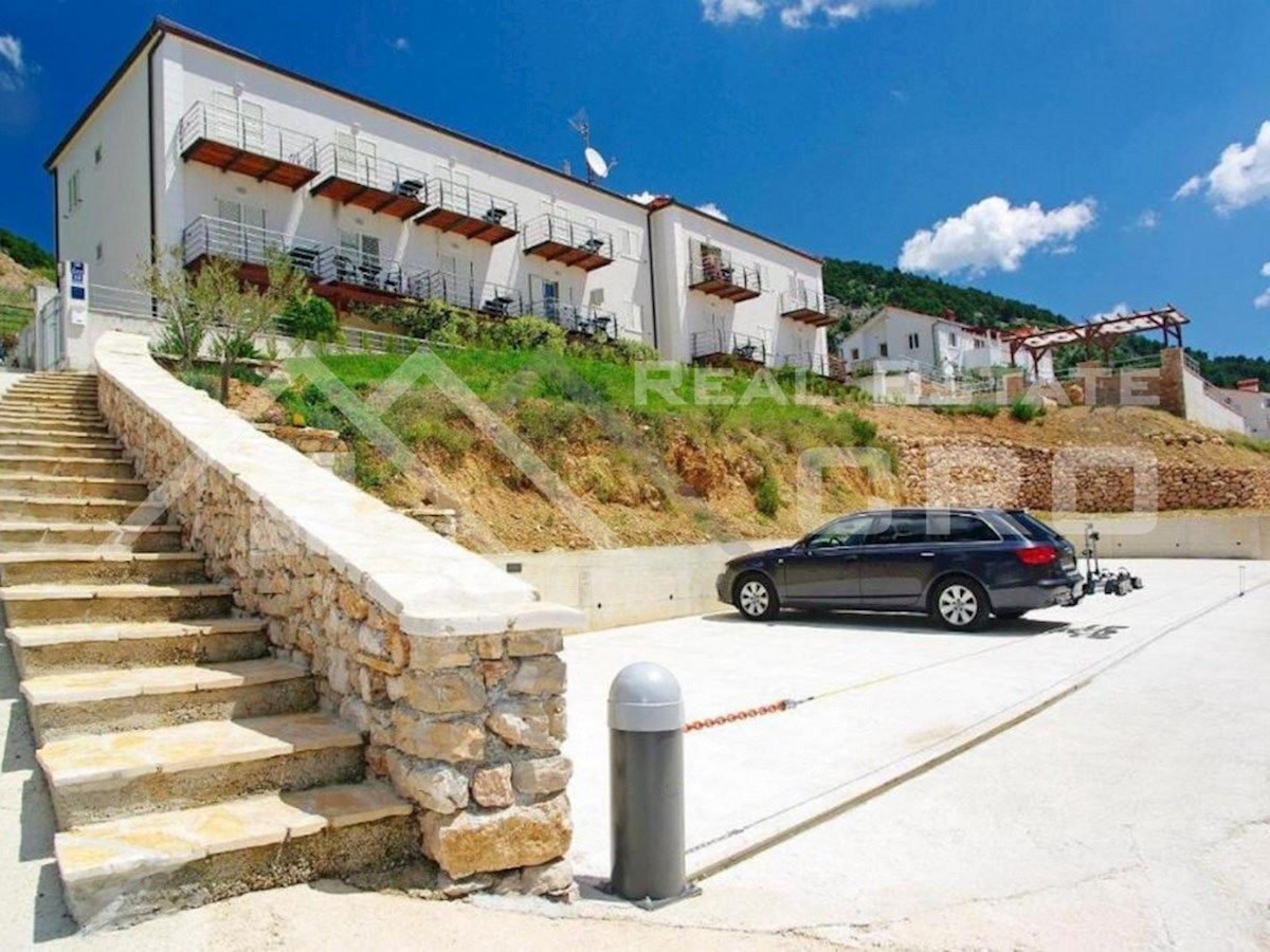 Nepremičnine Brač - Prostorna vila z 20 opremljenimi apartmaji in skupnim bazenom, naprodaj