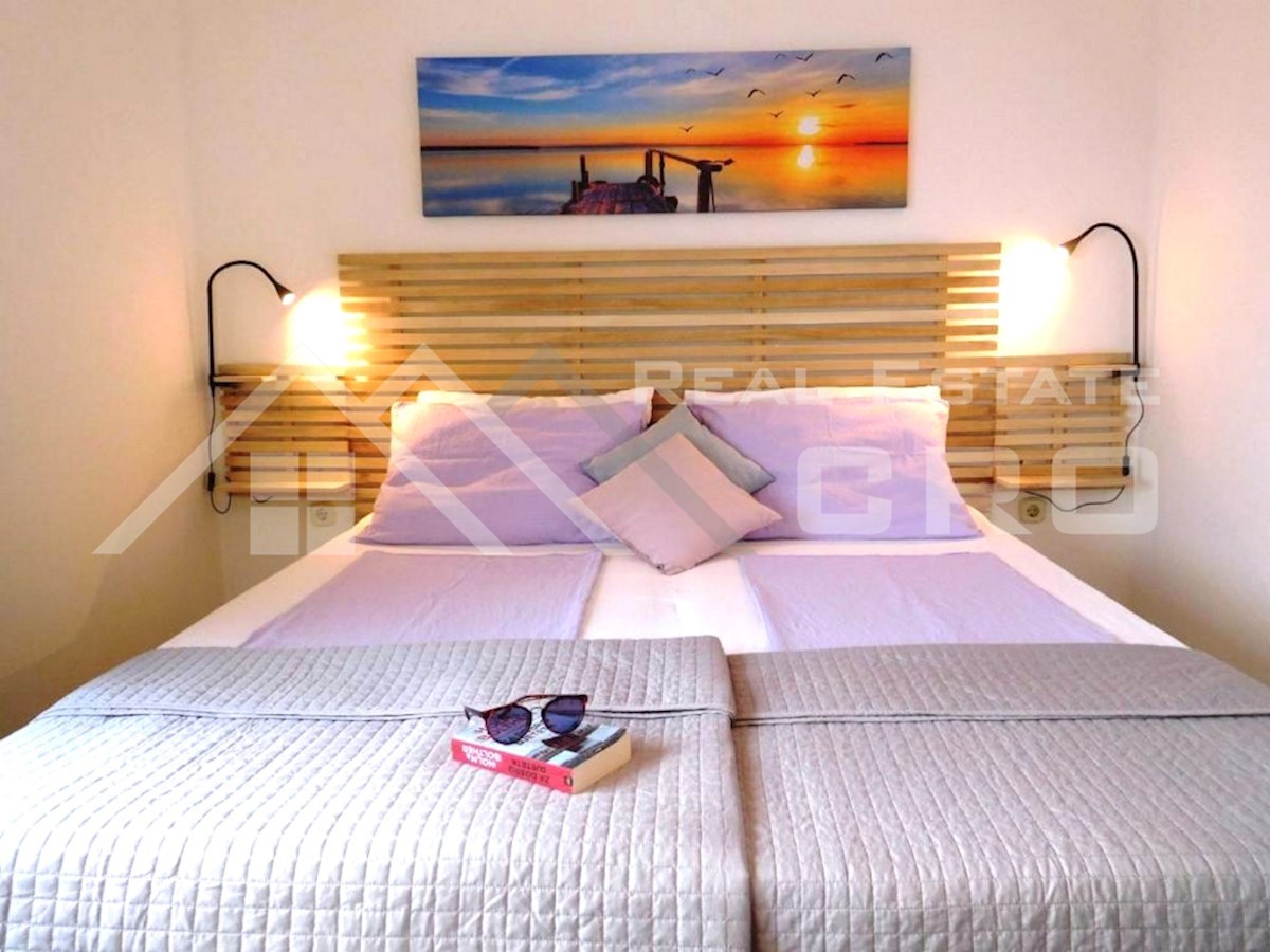 Nepremičnine Brač - Prostorna vila z 20 opremljenimi apartmaji in skupnim bazenom, naprodaj