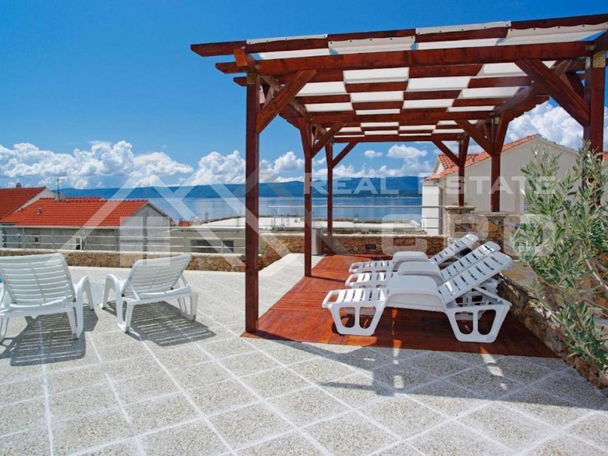 Nepremičnine Brač - Prostorna vila z 20 opremljenimi apartmaji in skupnim bazenom, naprodaj