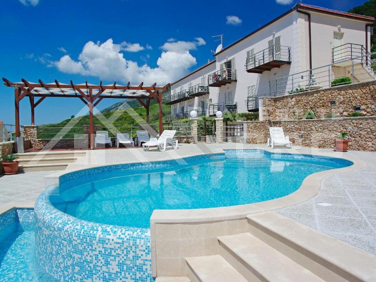 Nepremičnine Brač - Prostorna vila z 20 opremljenimi apartmaji in skupnim bazenom, naprodaj