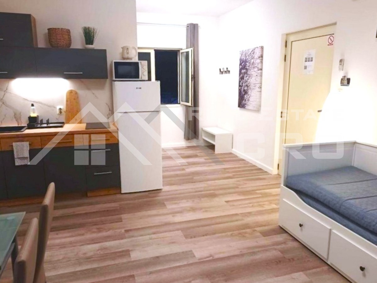 Nepremičnine Brač - Prostorna vila z 20 opremljenimi apartmaji in skupnim bazenom, naprodaj