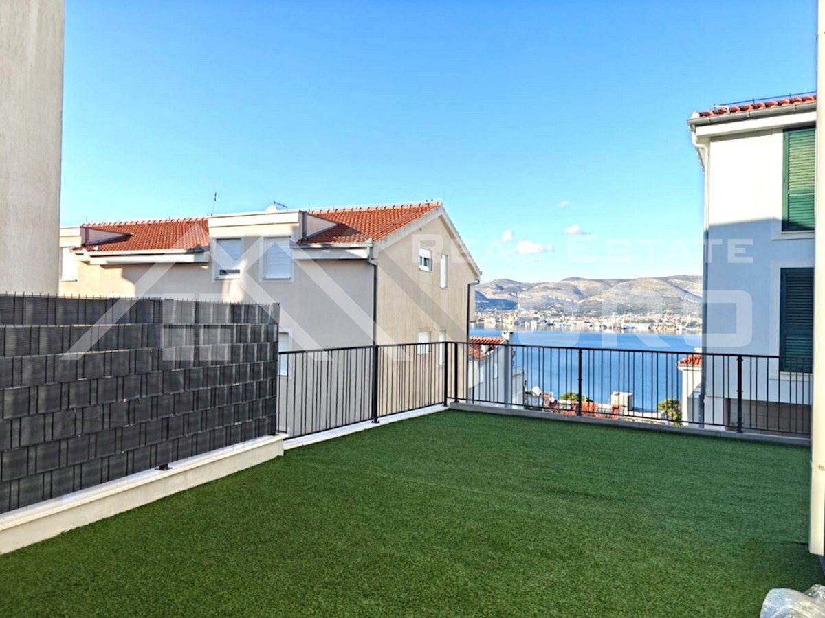 Nepremičnine Čiovo – Vrhunsko opremljeno trisobno stanovanje na atraktivni lokaciji v bližini morja, prodamo