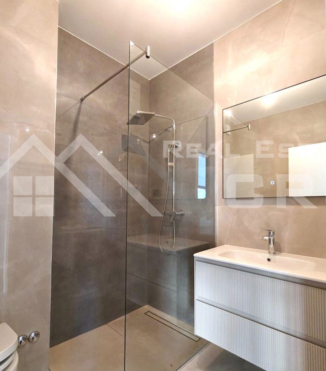 Nepremičnine Čiovo – Vrhunsko opremljeno trisobno stanovanje na atraktivni lokaciji v bližini morja, prodamo