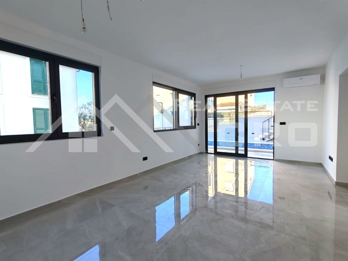 Nepremičnine Čiovo – Vrhunsko opremljeno trisobno stanovanje na atraktivni lokaciji v bližini morja, prodamo