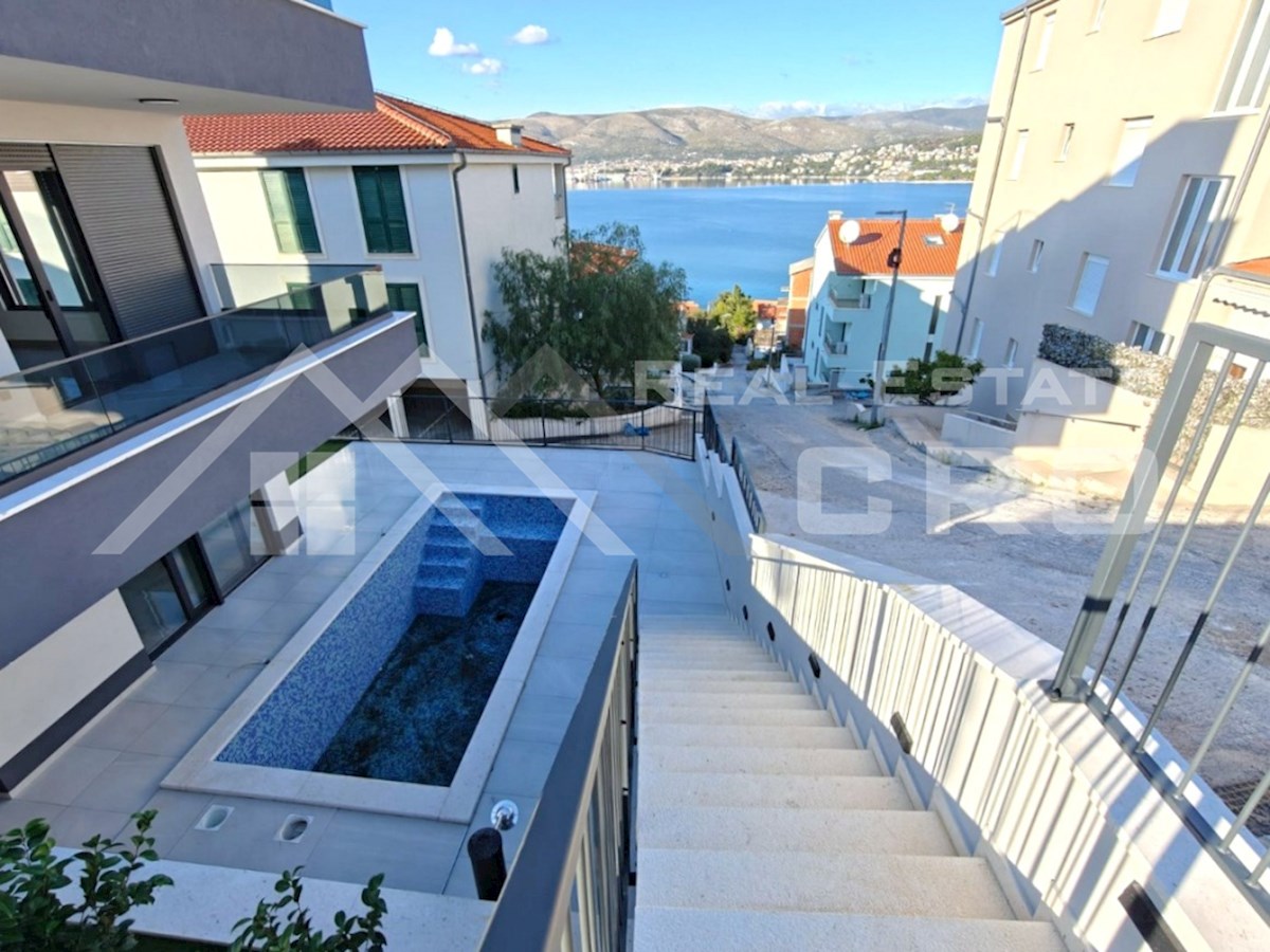 Nepremičnine Čiovo – Vrhunsko opremljeno trisobno stanovanje na atraktivni lokaciji v bližini morja, prodamo