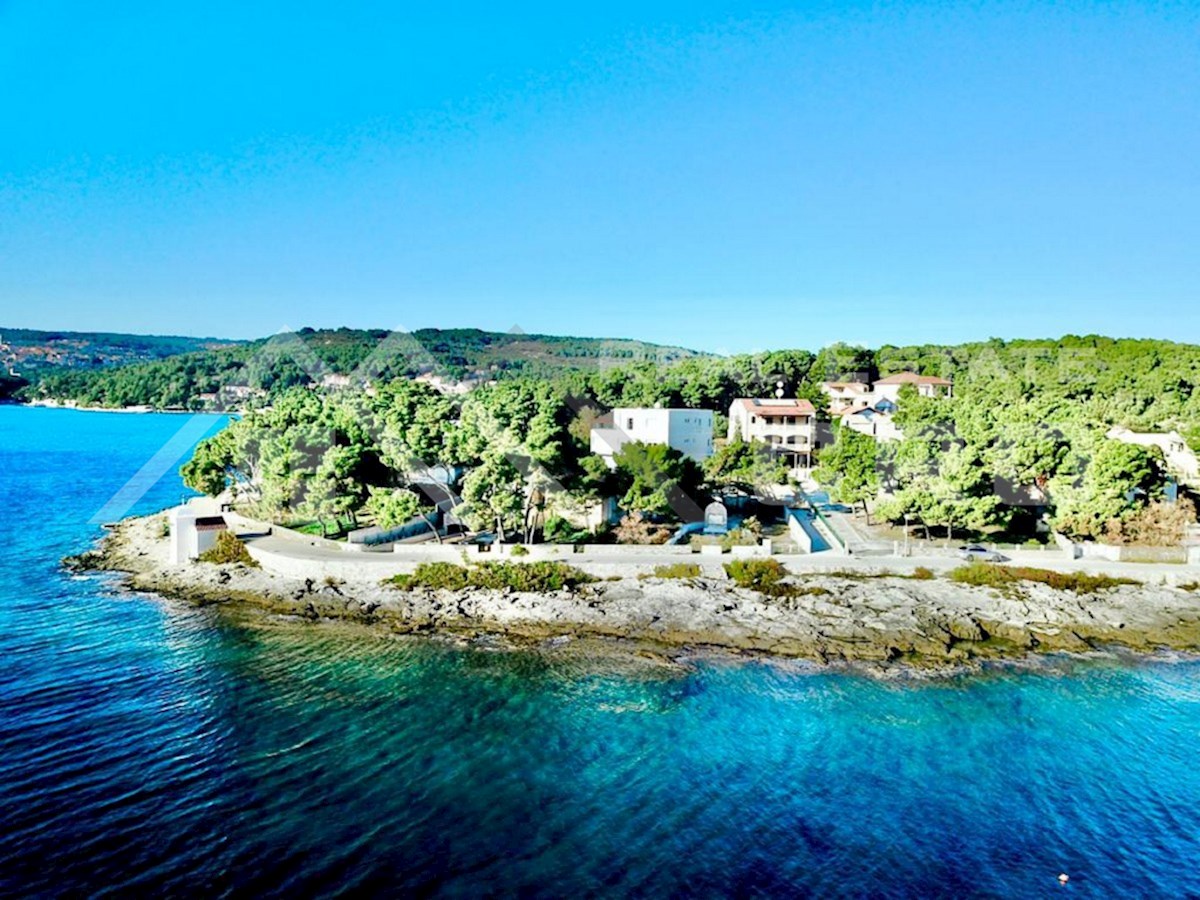 Nekretnine Brač - Prostorna hiša na mirni lokaciji, druga vrsta do morja, prodamo