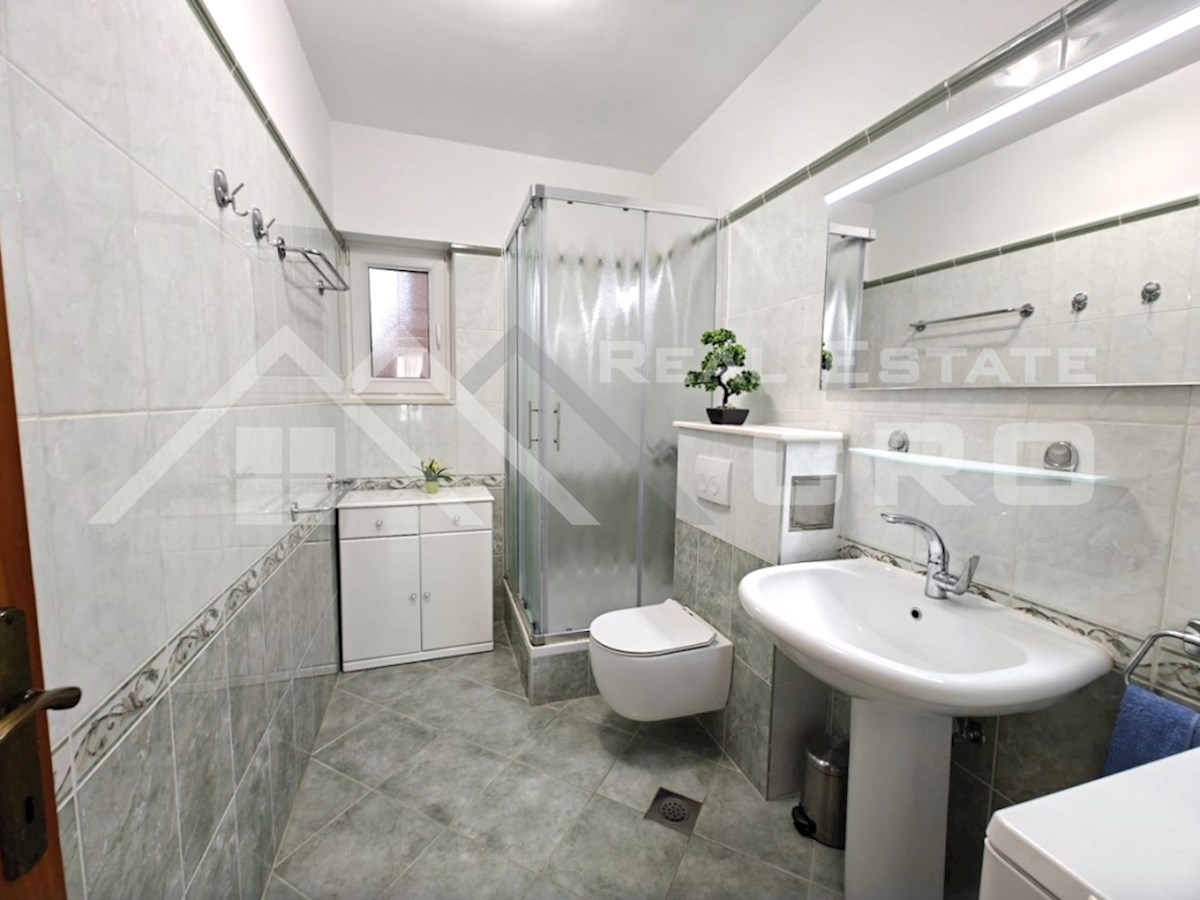 Nepremičnine Rogoznica – Apartmajska hiša nad prodnato plažo, območje Rogoznice, prodamo