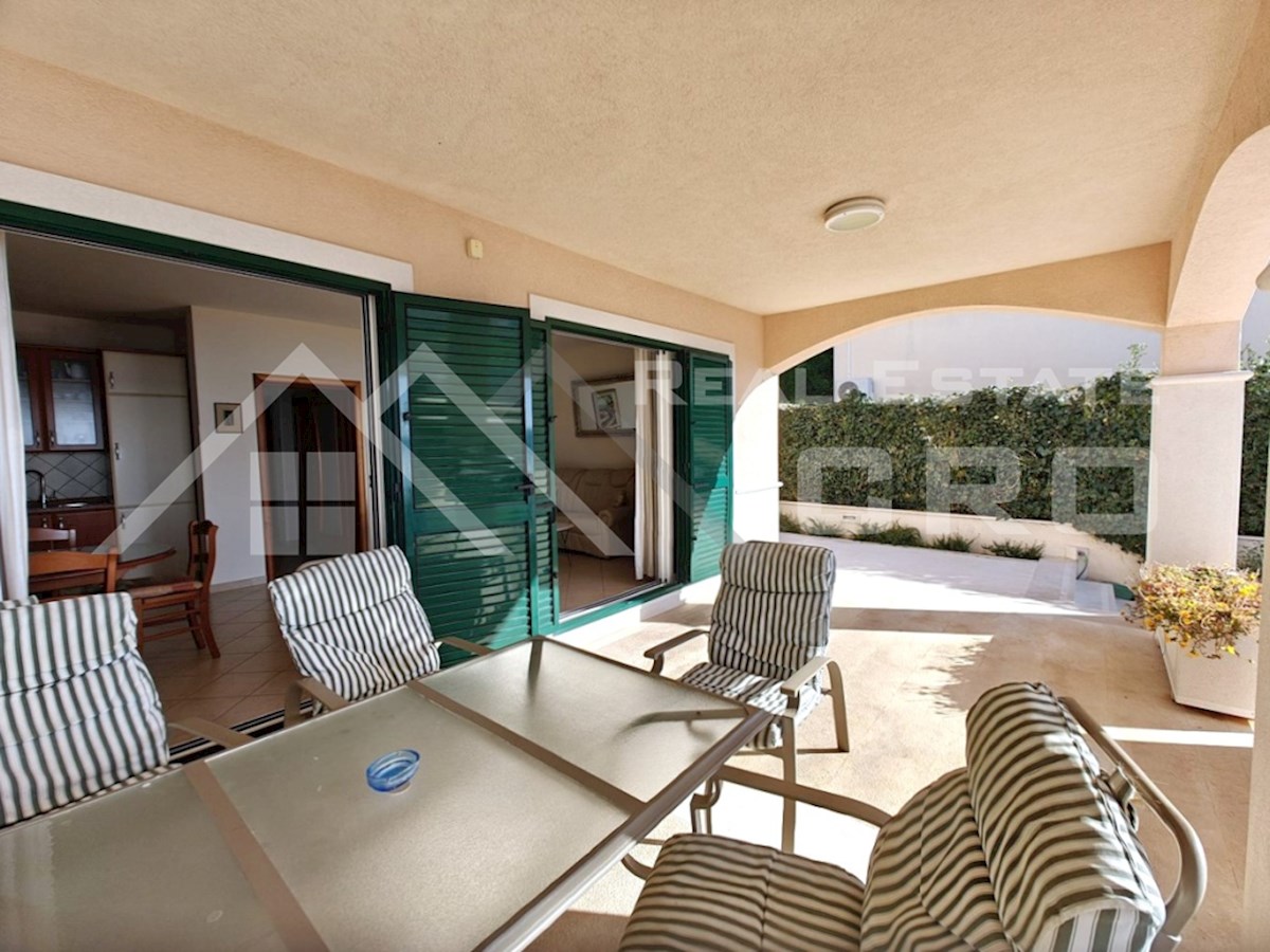 Nepremičnine Rogoznica – Apartmajska hiša nad prodnato plažo, območje Rogoznice, prodamo